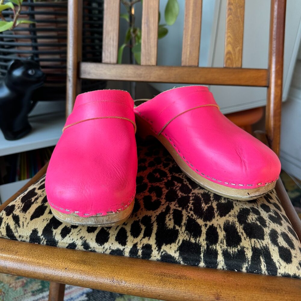 Neon pink Swedish Hasbeens! Size 39